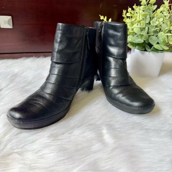Clarks Artisan Mika Beth Ruched Black Leather Ankle Boots Size 7 - Picture 1 of 14